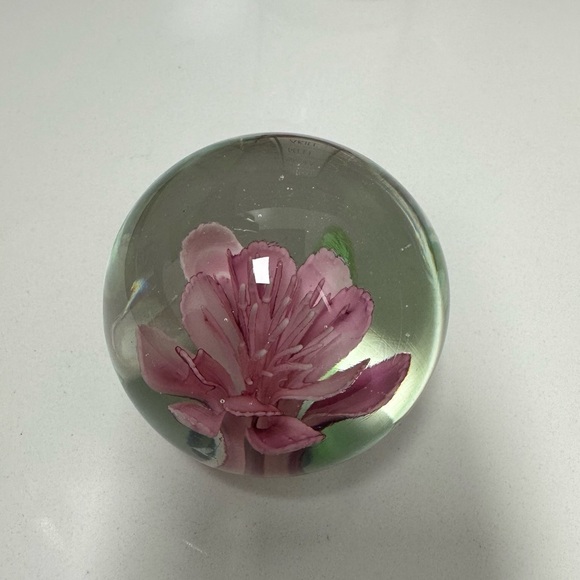 Avita Pink Floral Dome Paper Weight Handcrafted Crystal Collection Decorative - Picture 3 of 4